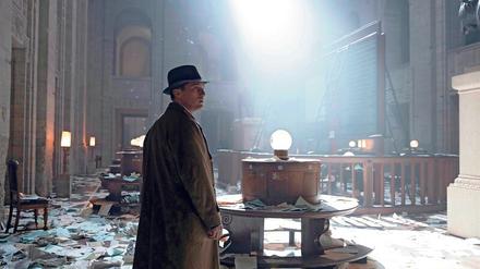 Online first heißt es am 9. Oktober in der ARD-Mediathek für die Free-TV-Premiere der dritten Staffel von „Babylon Berlin“ mit Volker Bruch als Inspektor Gereon Rath (gr. Bild). Fotos (3): Promo