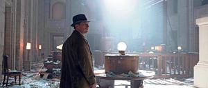 Online first heißt es am 9. Oktober in der ARD-Mediathek für die Free-TV-Premiere der dritten Staffel von „Babylon Berlin“ mit Volker Bruch als Inspektor Gereon Rath (gr. Bild). Fotos (3): Promo