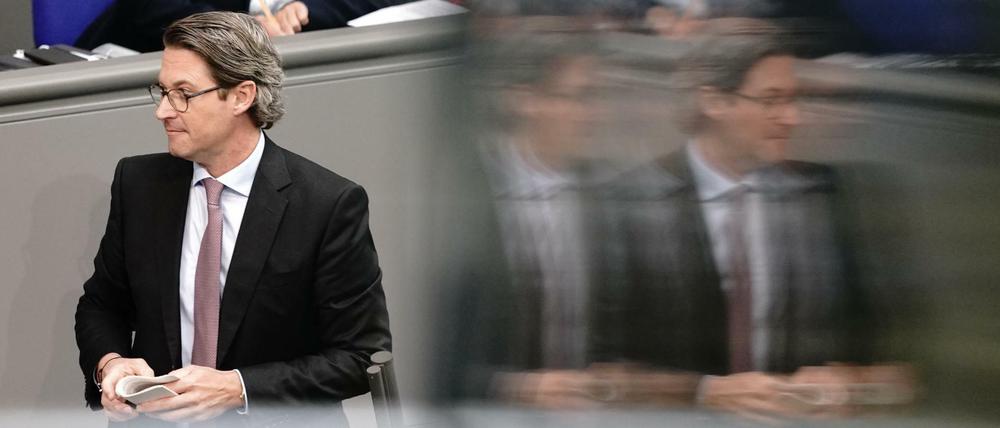 Andreas Scheuer (CSU), Bundesminister für Verkehr und digitale Infrastruktur, verlässt nach seiner Rede im Bundestag zu Beginn der Haushaltswoche das Rednerpult.