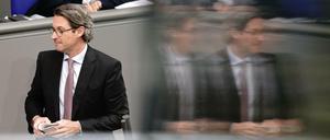 Andreas Scheuer (CSU), Bundesminister für Verkehr und digitale Infrastruktur, verlässt nach seiner Rede im Bundestag zu Beginn der Haushaltswoche das Rednerpult.