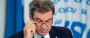 Maskenpflichten, Alkoholverbote und Grenzen für Privatfeiern blieben notwendig, sagte Markus Söder.. 