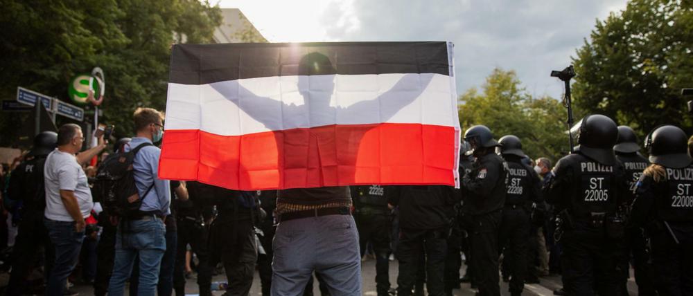 Protest mit Reichsflagge gegen die Corona-Maßnahmen (Archivbild) 