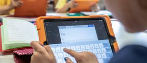 Grundschüler arbeiten mit Tablets.