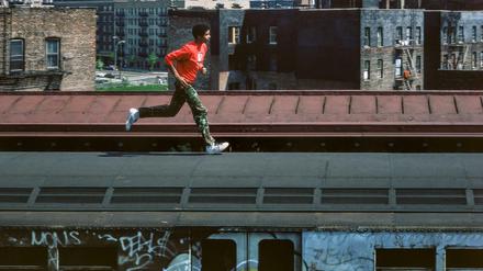 Der Graffitikünstler Skeme rennt auf diesem Foto von 1982 über das Dach eines New Yorker U-Bahn-Waggons. 