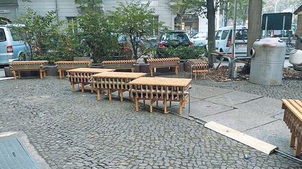 Warm, aber nicht sexy. Die beheizten Sitzgelegenheiten vor dem Café März.