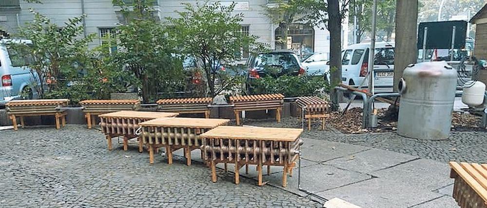 Warm, aber nicht sexy. Die beheizten Sitzgelegenheiten vor dem Café März.