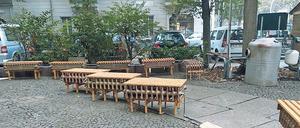 Warm, aber nicht sexy. Die beheizten Sitzgelegenheiten vor dem Café März.