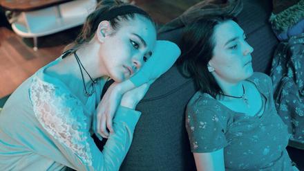 Autumn (Sidney Flanigan, re.) und ihre Cousine Skylar (Talia Rider) sind ohne Geld in New York gestrandet. Auf die Teenager wirkt die Metropole wie ein anderer Planet.