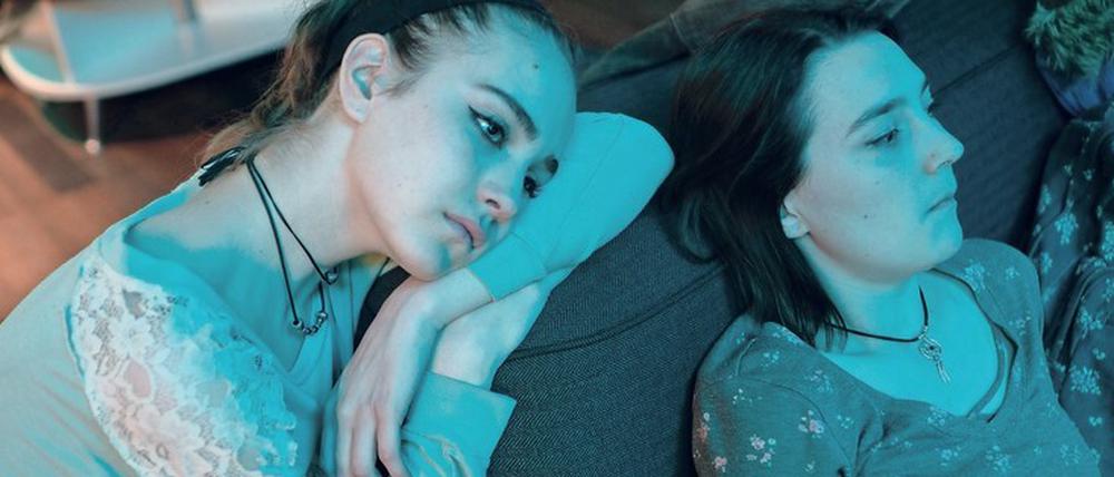 Autumn (Sidney Flanigan, re.) und ihre Cousine Skylar (Talia Rider) sind ohne Geld in New York gestrandet. Auf die Teenager wirkt die Metropole wie ein anderer Planet.