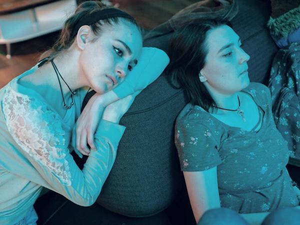 Autumn (Sidney Flanigan, re.) und ihre Cousine Skylar (Talia Rider) sind ohne Geld in New York gestrandet. Auf die Teenager wirkt die Metropole wie ein anderer Planet.