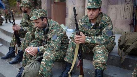 Armenische Freiwilligenrekruten vor ihrem Transport an die Front.