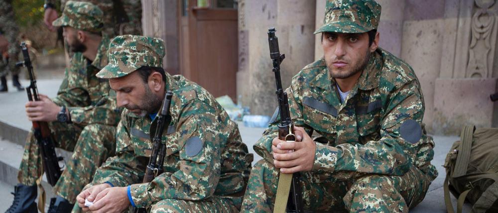 Armenische Freiwilligenrekruten vor ihrem Transport an die Front.