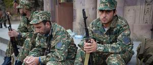 Armenische Freiwilligenrekruten vor ihrem Transport an die Front.