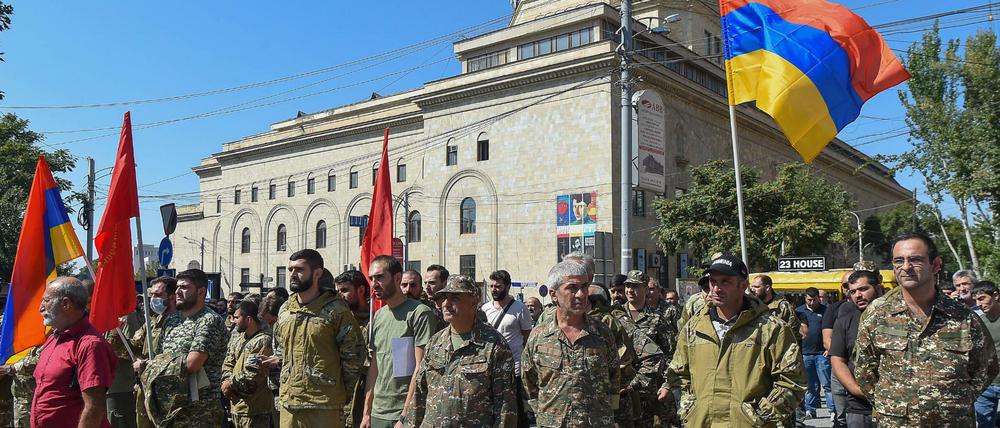 Pro-armenische Rebellen versammeln sich in Berg-Karabach. Armenien hat dort den Kriegszustand verkündet.