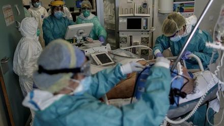 Überlebenskampf eines - und für einen - Covid-19-Patienten auf einer Intensivstation. (Archivbild aus dem April, San Sebastián De Los Reyes, Spanien)