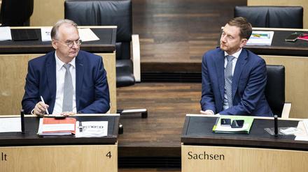 Wollen weiter ihren Weg in der Corona-Krise verfolgen: Reiner Haseloff (l) und Michael Kretschmer