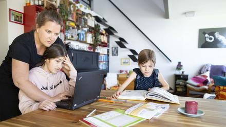 Bei Eltern von schulpflichtigen Kindern haben 70 Prozent der Befragten ihre Kinder zu Hause betreut und im Homeoffice gearbeitet. 