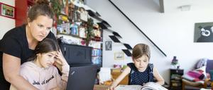 Bei Eltern von schulpflichtigen Kindern haben 70 Prozent der Befragten ihre Kinder zu Hause betreut und im Homeoffice gearbeitet.