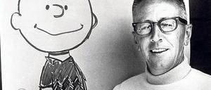 Charles M. Schulz mit einer Skizze von Charlie Brown.