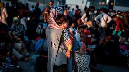 Flüchtlinge aus Lagern auf den griechischen Inseln bei der Ankunft auf dem Festland.  