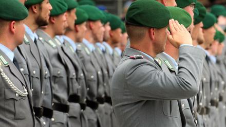 Rekruten beim feierlichen Gelöbnis. Auch in Uniform kann man zivil sein.