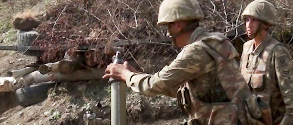 Aserbaidschanische Soldaten beim Einsatz. 