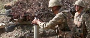 Aserbaidschanische Soldaten beim Einsatz. 