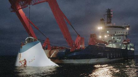 1994. Der Bug der „Estonia“ wird aus der Ostsee gezogen – beim Schiffsunglück starben 852 Menschen.
