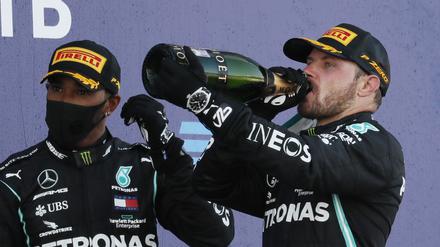 Prost Mahlzeit! Sieger Valtteri Bottas (rechts) trinkt, Lewis Hamilton ist verärgert. 