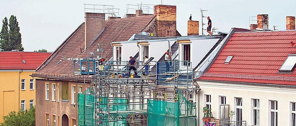 Dachgeschossausbauten werden durch den Beschluss des Oberverwaltungsgerichts Berlin-Brandenburg erleichtert. Es kommt bei der Beurteilung der geplanten Baumaßnahme im ehemaligen Westteil Berlins nicht länger auf die unmittelbare Umgebung an, sondern auf den gesamten Kiez.
