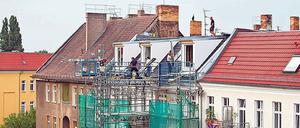 Dachgeschossausbauten werden durch den Beschluss des Oberverwaltungsgerichts Berlin-Brandenburg erleichtert. Es kommt bei der Beurteilung der geplanten Baumaßnahme im ehemaligen Westteil Berlins nicht länger auf die unmittelbare Umgebung an, sondern auf den gesamten Kiez.