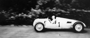 Der Rennfahrer und SS-Mann Bernd Rosemeyer unterwegs auf dem Nürburgring im Auto Union Typ C.