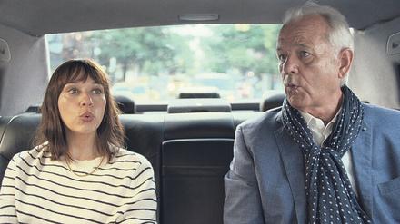 Manhattan Transfer. Daddy Felix (Bill Murray) führt Laura (Rashida Jones) in noble New Yorker Clubs aus und bringt ihr das Pfeifen bei. 