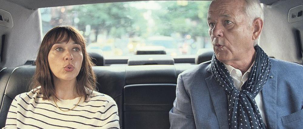 Manhattan Transfer. Daddy Felix (Bill Murray) führt Laura (Rashida Jones) in noble New Yorker Clubs aus und bringt ihr das Pfeifen bei. 