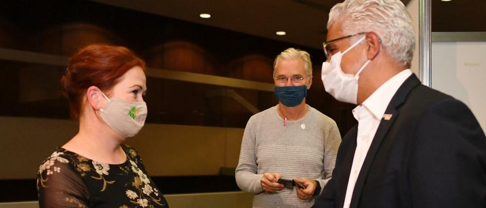 Der abgewählte Bonner Oberbürgermeister Ashok-Alexander Sridharan (r, CDU), gratuliert der Herausforderin Katja Dörner, (l, Grüne) zu ihrem Sieg bei der Stichwahl.