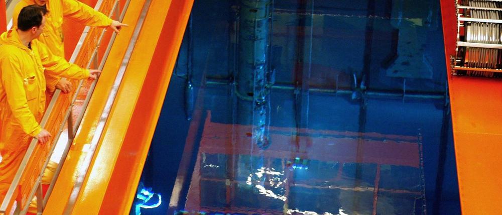 Lassen sich verbrauchte Brennstäbe, wie hier im Abklingbecken des Atomkraftwerks Emsland in Lingen, so weiterverarbeiten, dass weniger Atommüll entsteht, der in Endlager verfrachtet werden müsste? Ideen gibt es.