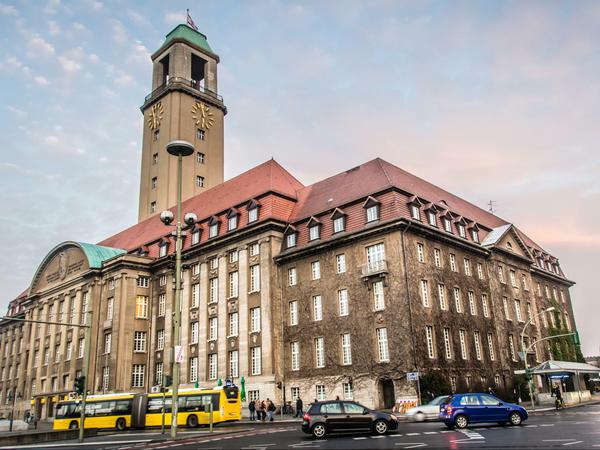 Wer kann hier nicht selber rechnen? Das Rathaus Spandau.