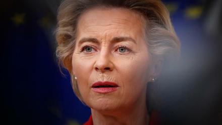 Ursula von der Leyen zeigt sich erleichtert, dass die seit Wochen auf Eis liegenden Belarus-Sanktionen nun kommen.