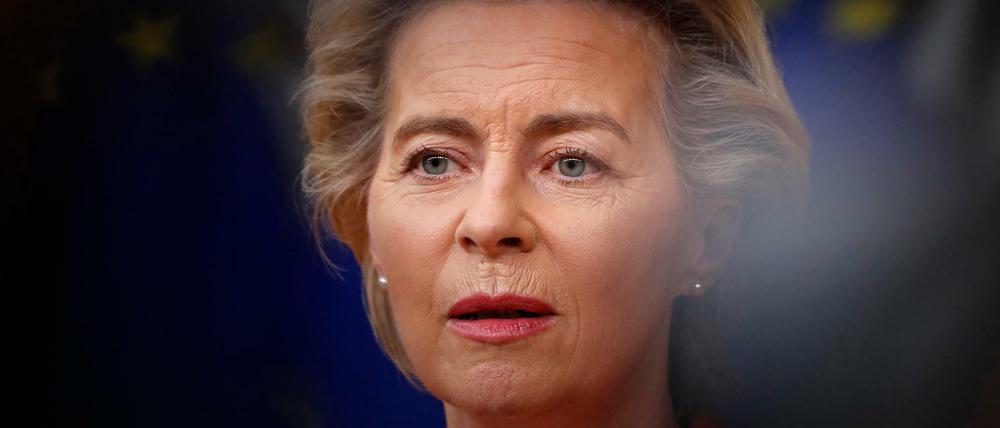 Ursula von der Leyen zeigt sich erleichtert, dass die seit Wochen auf Eis liegenden Belarus-Sanktionen nun kommen.