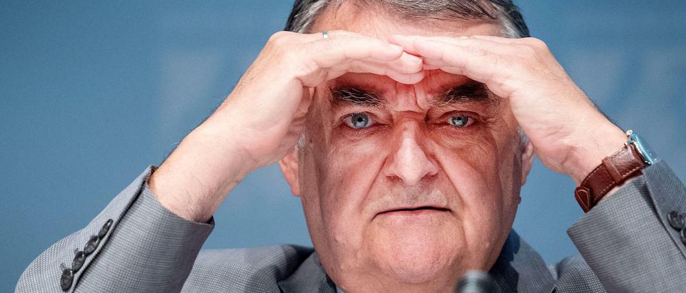 Herbert Reul (CDU), Innenminister von Nordrhein-Westfalen, blickt während einer Pressekonferenz in die Runde.