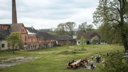 Stadtflüchtlinge aus Berlin auf Hof Prädikow in Brandenburg.