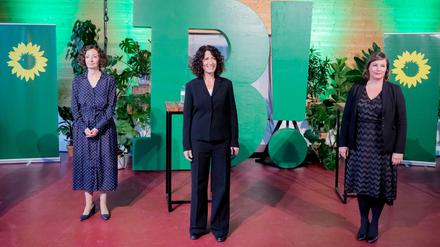 Nicht mit Ramona Pop (l.), nicht mit -r), nicht mit Antje Kapek (r.), sondern mit Bettina Jarasch als Spitzenkandidatin gehen die Grünen in Berlin in die Wahl 20121. 