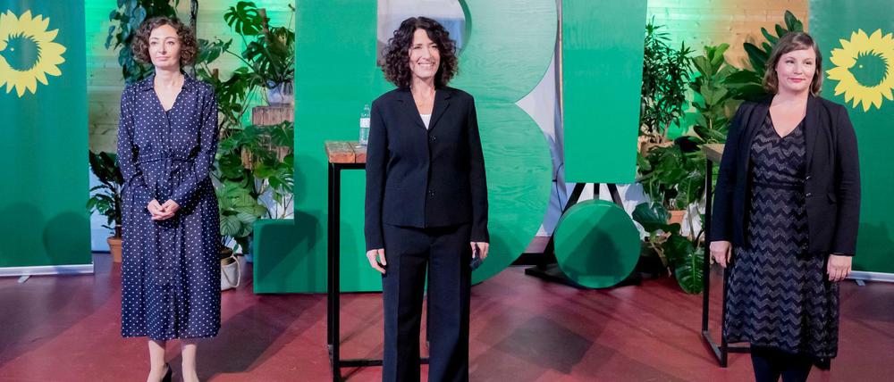 Nicht mit Ramona Pop (l.), nicht mit -r), nicht mit Antje Kapek (r.), sondern mit Bettina Jarasch als Spitzenkandidatin gehen die Grünen in Berlin in die Wahl 20121.
