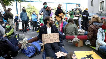 Sitzblockade gegen die Lobbyvertreter der Baunkohleindustrie in Berlin.
