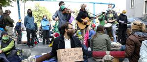 Sitzblockade gegen die Lobbyvertreter der Baunkohleindustrie in Berlin.