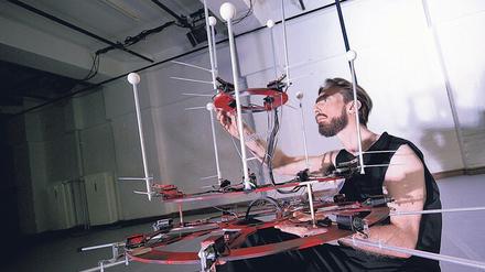 Amund Ulvestad mit seinem Roboter-Perkussionshut. Der Norweger widmet sich der künstlerischen Zusammenarbeit zwischen Mensch und digitaler Maschine.