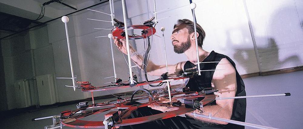 Amund Ulvestad mit seinem Roboter-Perkussionshut. Der Norweger widmet sich der künstlerischen Zusammenarbeit zwischen Mensch und digitaler Maschine.