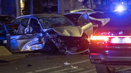 Der Kleinwagen, der von dem Raser getroffen wurde, steht völlig zerstört auf der Straße.