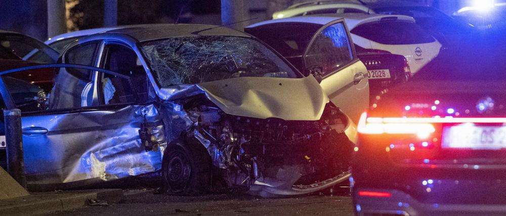 Der Kleinwagen, der von dem Raser getroffen wurde, steht völlig zerstört auf der Straße.