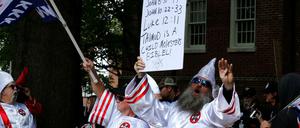 Mitglieder des Ku-Klux-Klans demonstrieren 2017 in Charlottesville.